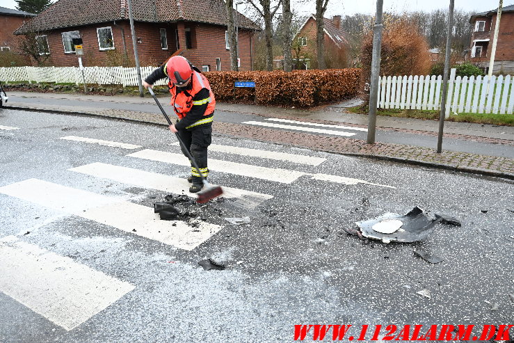 Der gik ild i bilen ved sammenstødet. Fredericiavej i Vejle. 30/12-2024. Kl. 11:02.