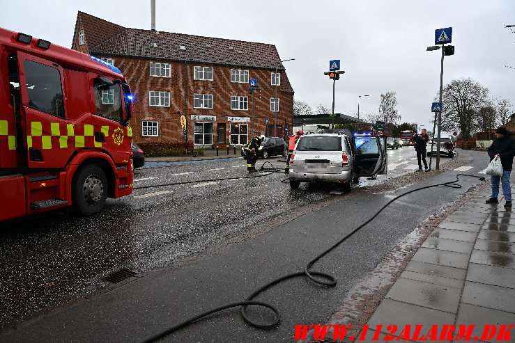 Der gik ild i bilen ved sammenstødet. Fredericiavej i Vejle. 30/12-2024. Kl. 11:02.