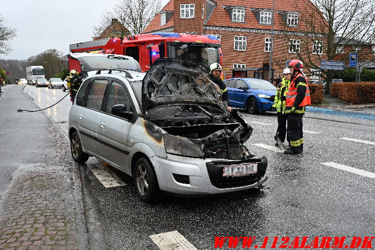 Der gik ild i bilen ved sammenstødet. Fredericiavej i Vejle. 30/12-2024. Kl. 11:02.