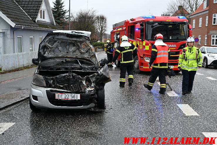 Der gik ild i bilen ved sammenstødet. Fredericiavej i Vejle. 30/12-2024. Kl. 11:02.