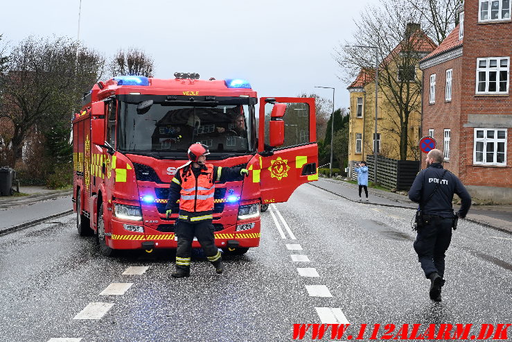 Der gik ild i bilen ved sammenstødet. Fredericiavej i Vejle. 30/12-2024. Kl. 11:02.