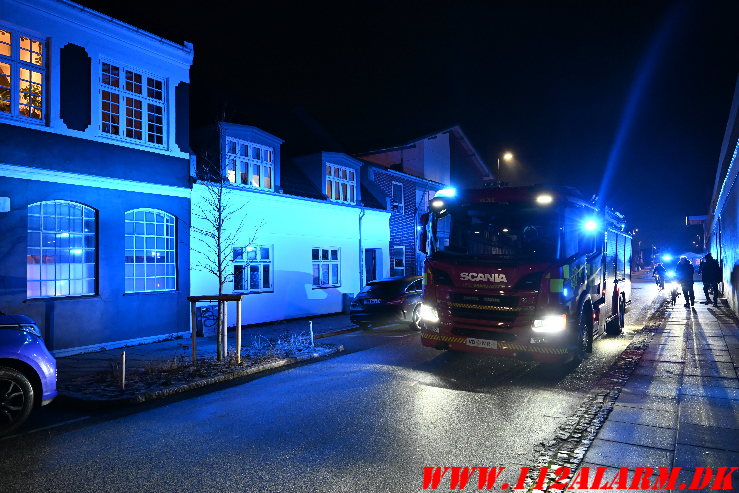 Røg fra en opvaskemaskine. Strandgade i Vejle. 09/01-2025. Kl. 18:20.