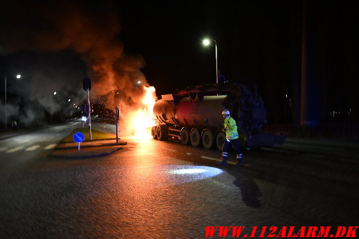 Ild i Lastbil. Toldbodvej i Vejle. 10/01-2025. KL. 22:46.