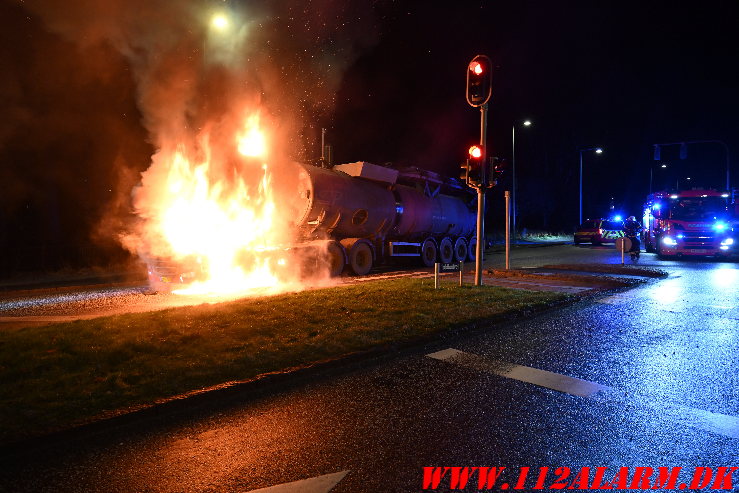 Ild i Lastbil. Toldbodvej i Vejle. 10/01-2025. KL. 22:46.