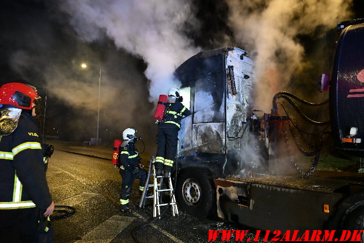 Ild i Lastbil. Toldbodvej i Vejle. 10/01-2025. KL. 22:46.