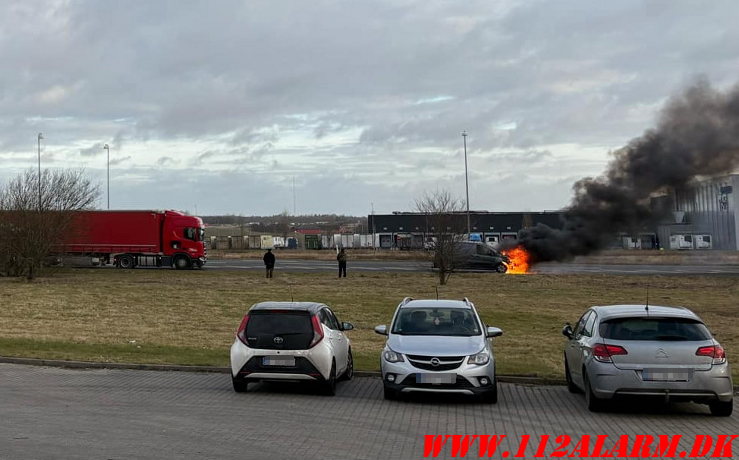 Ild i kassevogn. Juelsmindevej ved DTC. 03/03-2025. Kl. 08:16.