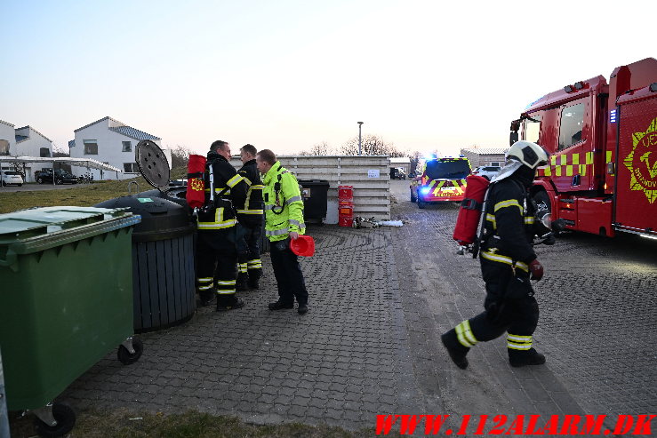 Ild i nedgravet container. Haverne i Jelling. 08/03-2025. KL. 17:55.