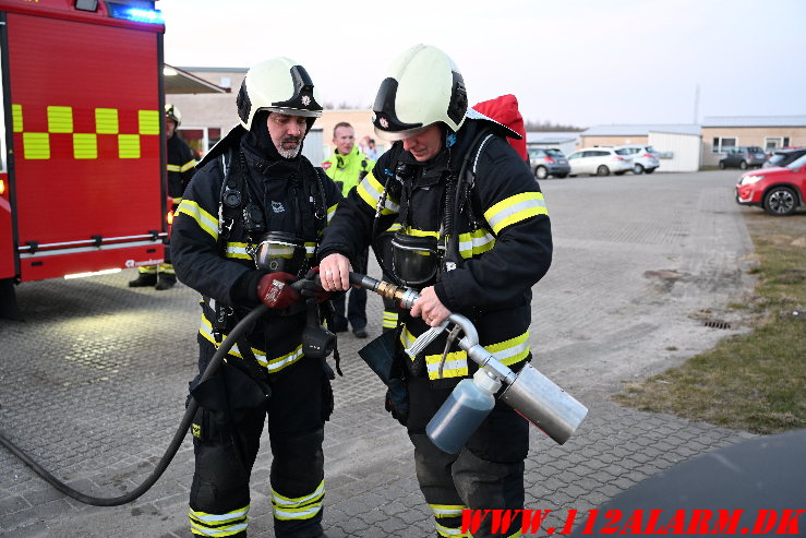 Ild i nedgravet container. Haverne i Jelling. 08/03-2025. KL. 17:55.