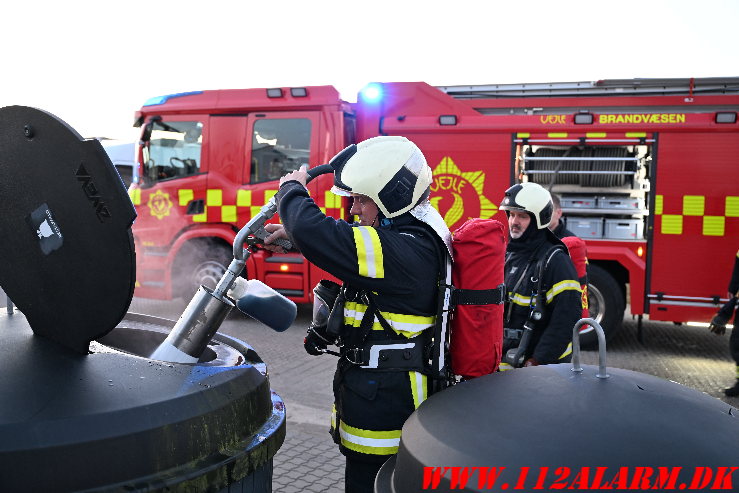 Ild i nedgravet container. Haverne i Jelling. 08/03-2025. KL. 17:55.