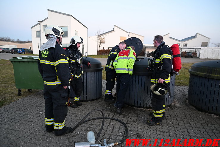 Ild i nedgravet container. Haverne i Jelling. 08/03-2025. KL. 17:55.