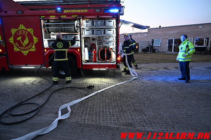 Ild i nedgravet container. Haverne i Jelling. 08/03-2025. KL. 17:55.