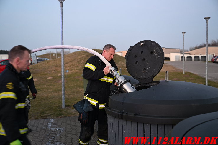 Ild i nedgravet container. Haverne i Jelling. 08/03-2025. KL. 17:55.