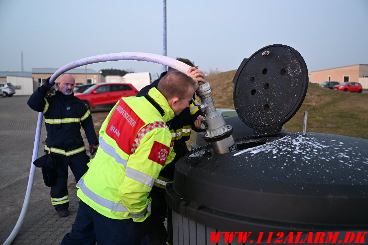 Ild i nedgravet container. Haverne i Jelling. 08/03-2025. KL. 17:55.