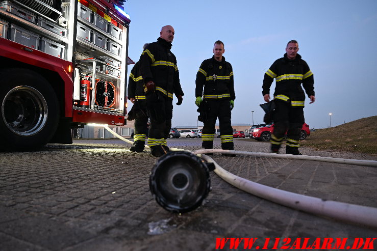 Ild i nedgravet container. Haverne i Jelling. 08/03-2025. KL. 17:55.