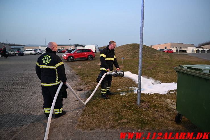 Ild i nedgravet container. Haverne i Jelling. 08/03-2025. KL. 17:55.