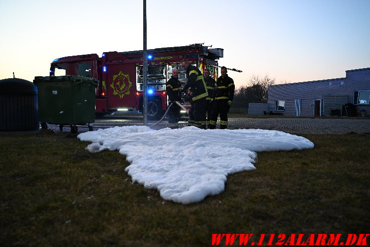 Ild i nedgravet container. Haverne i Jelling. 08/03-2025. KL. 17:55.